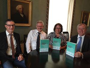Buchvernissage "Einmaleins der Kommunalpolitik" mit (von links) Martin Hitz, Yvonne Reichlin und Bruno Gretener